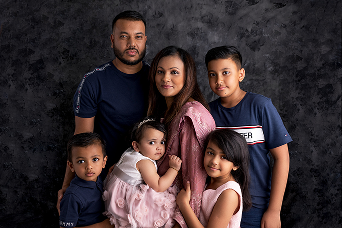 family photographer north east london, a family with 4 children posing beautifully for theis session
